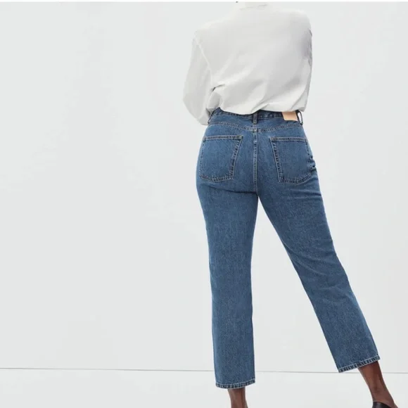 Everlane 90’s Curvy cheeky 90’s Jean in Medium Blue Wash short length. 31” waist - Picture 2 of 7